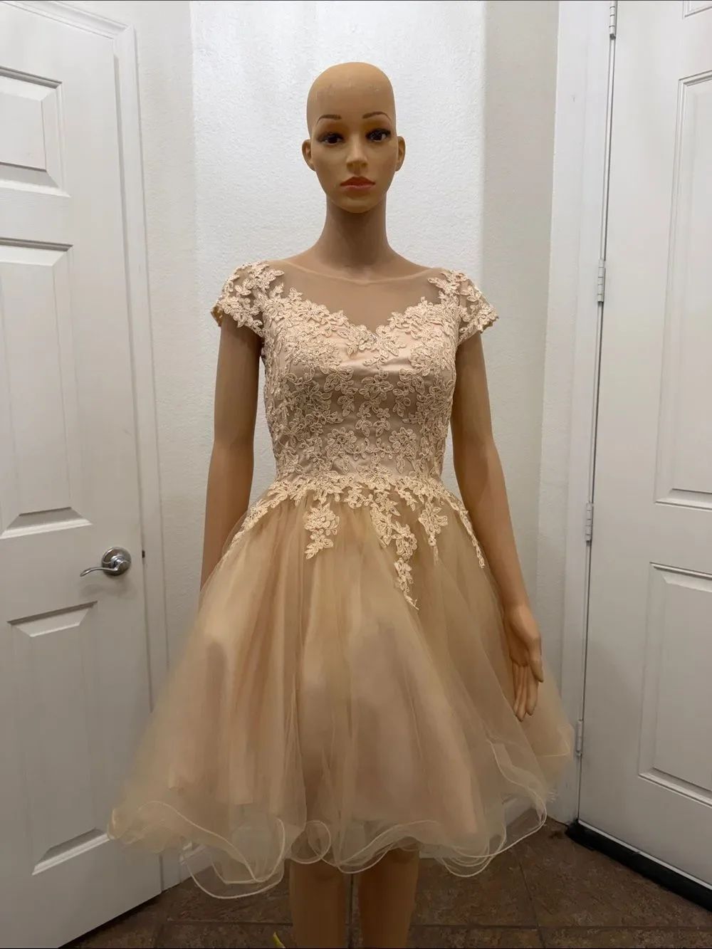 Lets Elegant Champagne Cream Lace Appliqué Rhinestone Voluminou Tulle Prom Dress